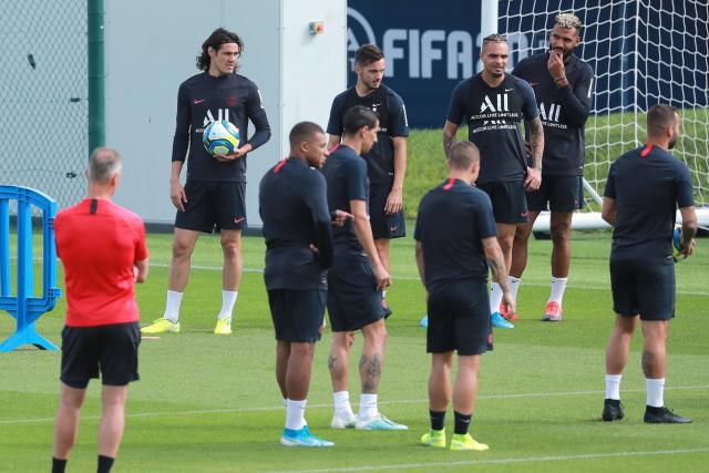 辽宁揭幕战赛前领取总冠军戒指 升起冠军旗帜